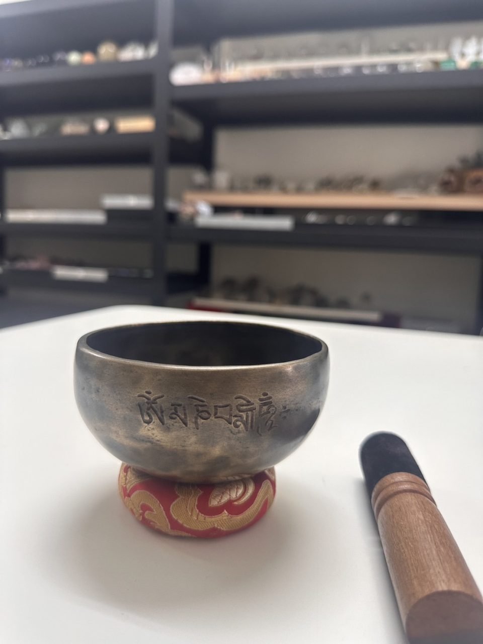 水晶缽消磁法:將水晶礦石置於水晶缽內，敲動水晶缽使其發出強大聲波，藉由聲波的震動頻率，調整磁場達到淨化晶石能量的功效。